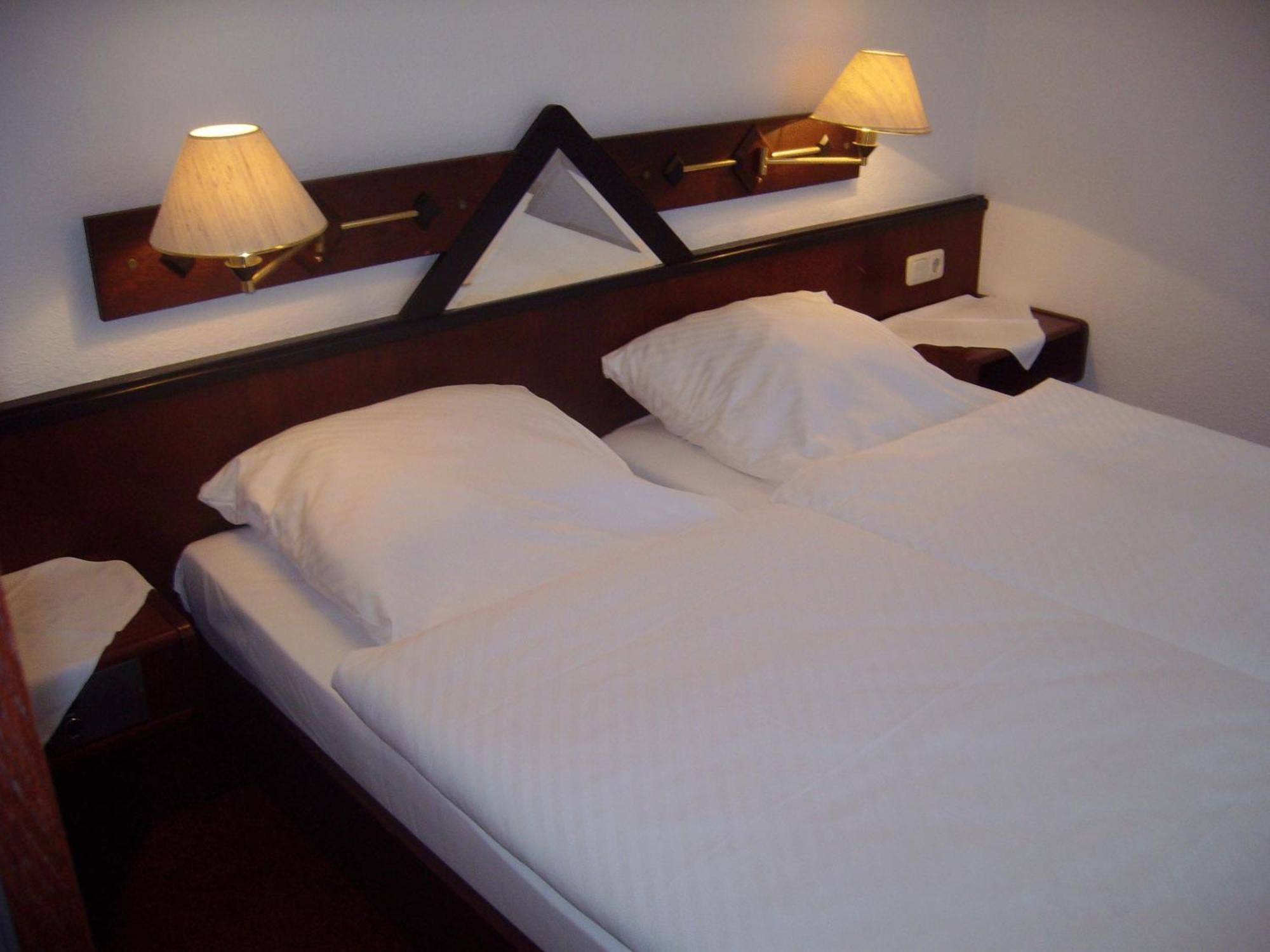 Hotel Am Bahnhof 스탕달 외부 사진